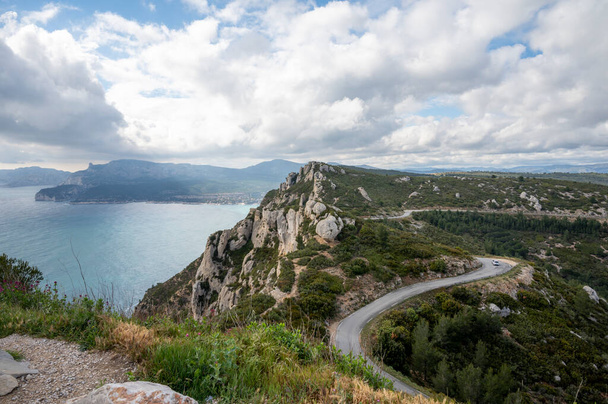 Route touristique D141 route de La Ciotat à Cassis, vue panoramique sur mer bleue, falaises de calcaire et pinède verte, vacances en Provence, France - Photo, image