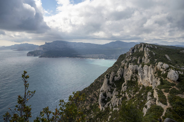 D141-es turistaút La Ciotat és Cassis között, panorámás kilátás a kék tengerre, mészkő sziklák és zöld fenyőerdők, nyaralás Provence-ban, Franciaország - Fotó, kép