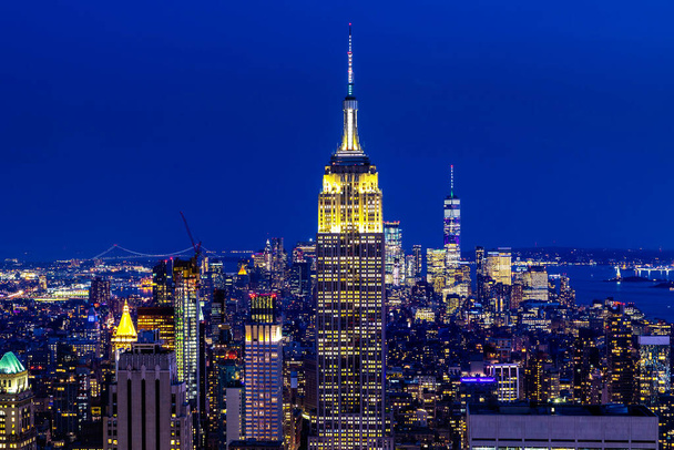 NEW YORK CITY, USA - MARCH 15, 2020: Panoramic aerial view of Manhattan at night in New York City, NY, USA - Foto, immagini