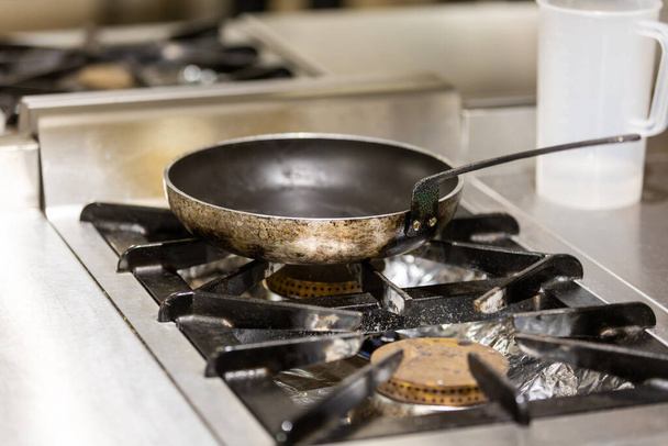 Empty pan on the kitchen stove in Turkiye - Foto, Imagem