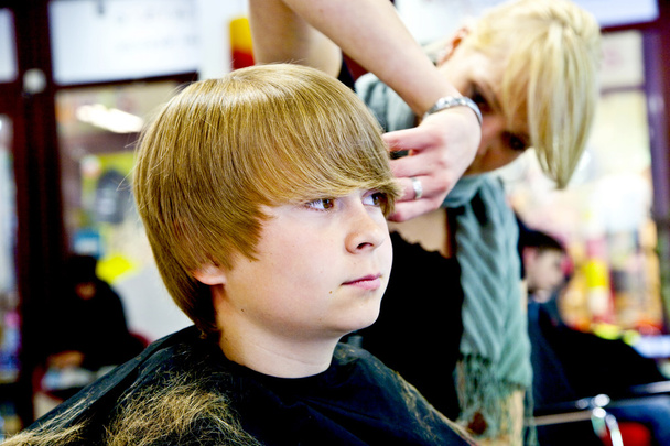 Niño en la peluquería
 - Foto, Imagen