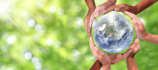 Εννοιολογικό σύμβολο των πολυφυλετικών ανθρώπινων χεριών που περιβάλλουν τη Γη. Ενότητα, παγκόσμια ειρήνη, έννοια της ανθρωπότητας. Παγκόσμια ημέρα περιβάλλοντος - έννοια Ημέρα της Γης. - Φωτογραφία, εικόνα