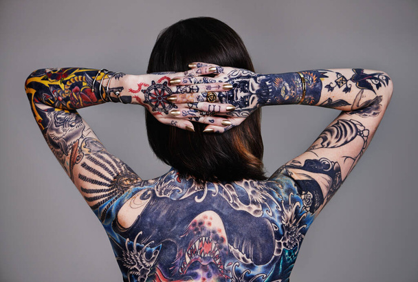 Pintado a la perfección. Una foto recortada de una joven tatuada. - Foto, Imagen