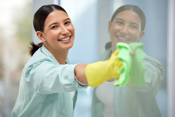 Opřete se do toho. Snímek krásné mladé ženy čištění její domácí okna. - Fotografie, Obrázek