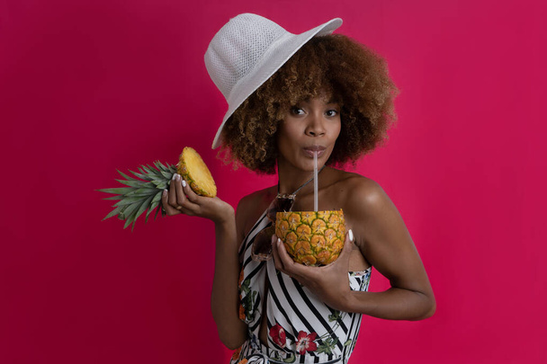 Mujer feliz de vacaciones y actitud de verano, modelo africano americano rizado pelo con traje tropical - Foto, imagen