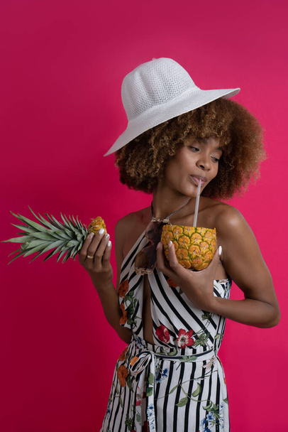 Ευτυχισμένη γυναίκα σε διακοπές και το καλοκαίρι actitud, modelo αφροαμερικάνικα σγουρά μαλλιά με τροπικό ντύσιμο - Φωτογραφία, εικόνα