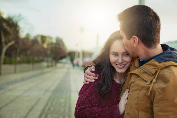 Legen Sie die Liebe an die erste Stelle. Aufnahme eines glücklichen jungen Paares, das sich im Freien umarmt. - Foto, Bild