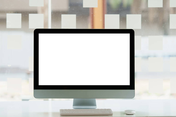 Vista frontal do computador desktop Mock up com tela em branco na mesa no escritório. - Foto, Imagem