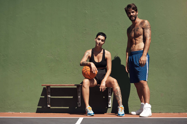 São o casal mais fixe. Retrato de dois jovens desportivos fazendo uma pausa depois de um jogo de basquete. - Foto, Imagem