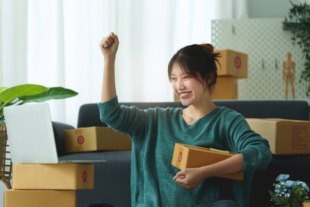 Інтернет-маркетинг концепції доставки пакетів. Азійська жінка стартап маленький бізнес фріланс з посилкою коробки для доставки клієнту. - Фото, зображення