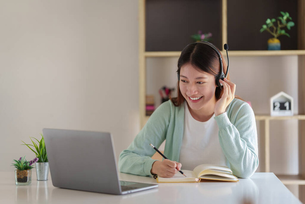 E-learning Concepto de educación en línea. Asiática mujer atenta estudiante estudiante video conferencia e-learning con profesor en ordenador portátil en casa. - Foto, imagen