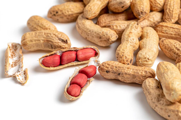 Nueces crudas cacahuetes sobre fondo blanco - Foto, Imagen