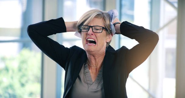 Je ne vois pas la fin de ce défi. Prise de vue d'une femme d'affaires mature regardant stressé dans un bureau. - Photo, image