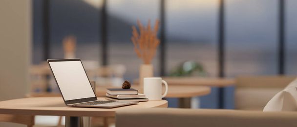 Rückansicht, Laptop-Attrappe mit weißem Bildschirm, eine Tasse Kaffee und Accessoires auf minimalem Holztisch in moderner, komfortabler Café-Sitzecke. 3D-Darstellung, 3D-Illustration - Foto, Bild