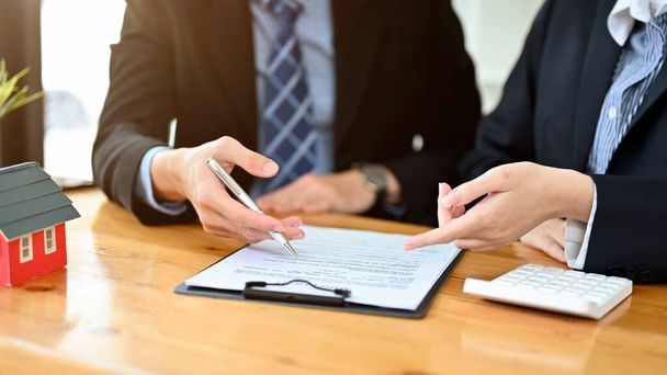 Cropped image, Two businesspeople having a corporate business investment meeting, signing the contract in the meeting. - Foto, afbeelding