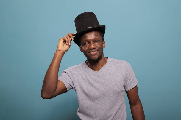 Portrait de la personne joyeuse portant chapeau haut de forme costume sur la tête - Photo, image