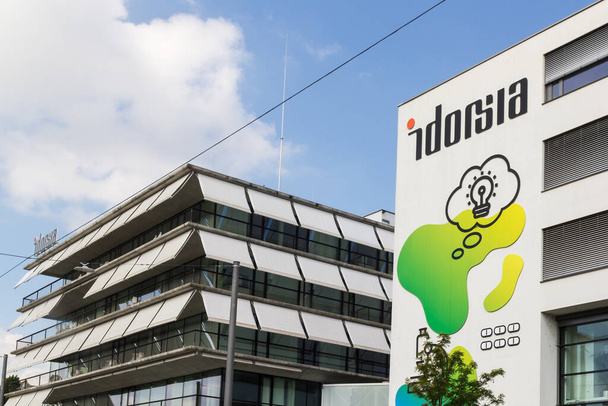 Allschwil, Switzerland - 09. May 2022: The sign of the medicine compay Idorsia. Idorsia is a leading biopharmaceutical company, with a strong scientific core. - Foto, Imagen