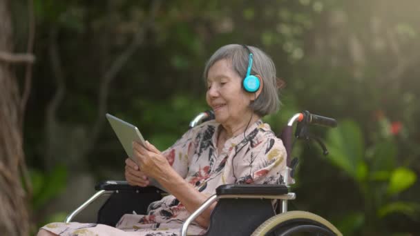 Музыкальная терапия при деменции у пожилой женщины. - Кадры, видео