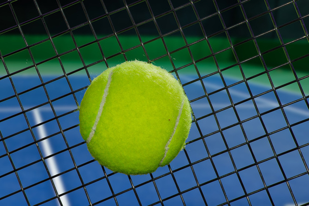 Tennis ball op de sweet spot - Foto, afbeelding