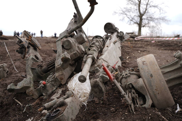 Broken Russian tank. Blown up by troops. War in Ukraine. Demining of Ukrainian territories - Fotoğraf, Görsel