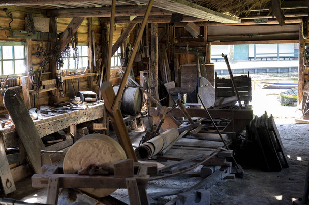 Handmade quipment for boat reparation, life is old fDutchh isherman's village - Foto, afbeelding