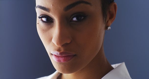 Серьёзная чёрная женщина смотрит в камеру
 - Фото, изображение