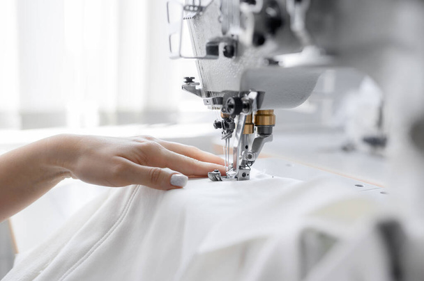 Seamstress in the workplace. sewing machine - Foto, immagini