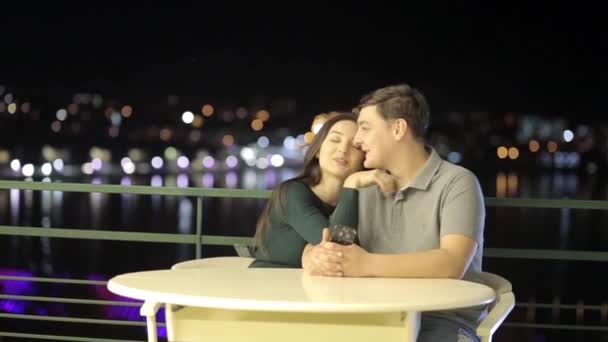 Романтическая пара, развлекающаяся в кафе, влюбленная в День Святого Валентина - Кадры, видео