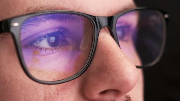 Ο εστιασμένος υπάλληλος γραφείου φοράει γυαλιά για τη μείωση της καταπόνησης των ματιών - Πλάνα, βίντεο