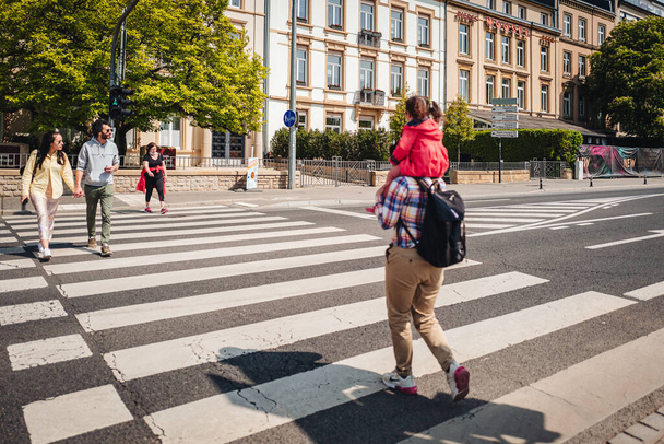 Люксембург, май 2022 года: уличная жизнь в центре города в солнечный день - Фото, изображение