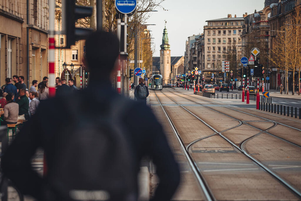 Λουξεμβούργο / Απρίλιος 2022: η σύγχρονη γραμμή τραμ στην πόλη - Φωτογραφία, εικόνα