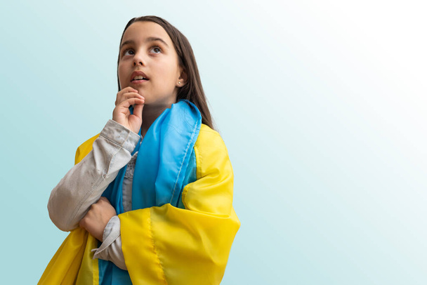 kislány a zászló Ukrajna - Fotó, kép