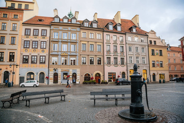 Varşova, Polonya, 13 Ekim 2021: Eski kentte fıskiyeli ana pazar meydanı, güneşli bir günde ortaçağ renkli tarihi Rönesans barok binaları, UNESCO Dünya Mirası Sitesi, antik mimari - Fotoğraf, Görsel