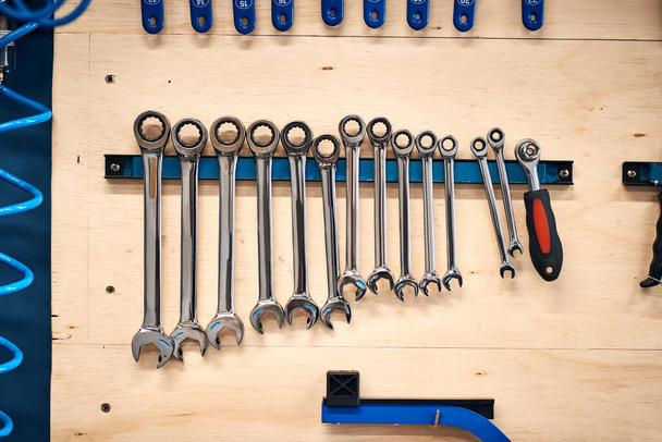 Einfach nur darauf warten, repariert zu werden. Werkzeugschuss in einer Werkstatt. - Foto, Bild