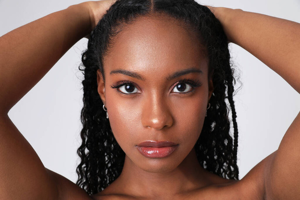 Close-up of African American woman poses indoor. Body and skin care. Isolated. - Foto, afbeelding