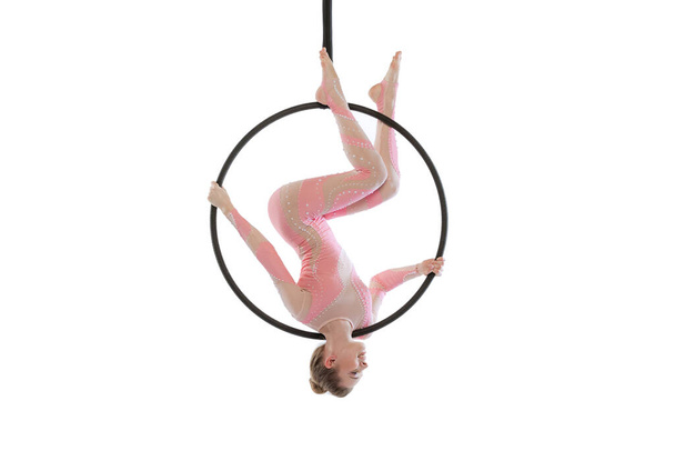 Genç kızın portresi, hava jimnastikçisi beyaz stüdyo arka planında izole edilmiş potada gösteri yapıyor. - Fotoğraf, Görsel