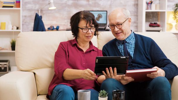 Senioren-Paar winkt bei Videotelefonie mit Tablet - Foto, Bild
