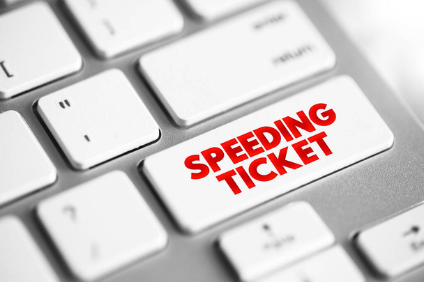 Hız cezası - hız limitinin üzerine çıkmak için bir bilet, klavyede metin kavramı düğmesi - Fotoğraf, Görsel