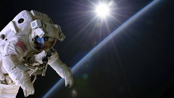 Astronauta en el espacio exterior sobre el planeta Tierra. Nuestra casa. ISS. Elementos de esta imagen proporcionados por la NASA. - Foto, imagen