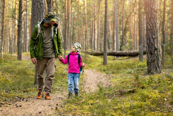 padre e hija de senderismo en el bosque juntos. actividades de vinculación - Foto, Imagen