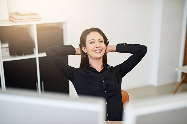Найти баланс между работой и отдыхом. Снимок молодой деловой женщины, отдыхающей за рабочим столом. - Фото, изображение