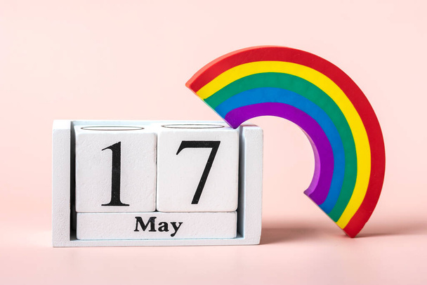 Tęczowy symbol LGBT, kalendarz odizolowany na różowym tle 17 maja - Międzynarodowy Dzień Walki z Homofobią, Transpfobią i Bifobią. - Zdjęcie, obraz