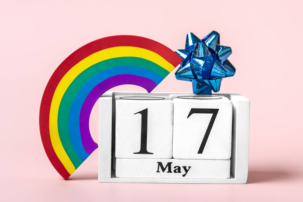 Rainbow LGBT symbol, calendar isolated on pink background 17 de mayo - Día Internacional contra la Homofobia, la Transfobia y la Bifobia. - Foto, imagen