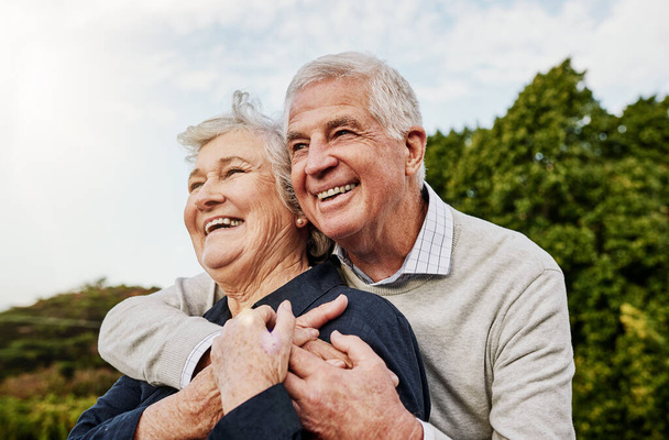 Os anos aposentados são os anos felizes. Tiro de um casal de idosos felizes passar o tempo juntos ao ar livre. - Foto, Imagem
