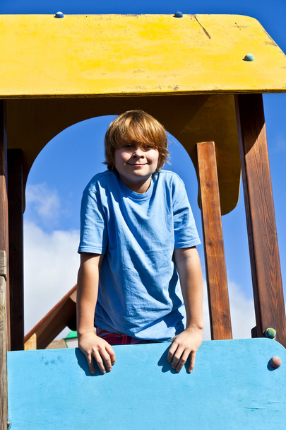 portrait d'adolescent heureux sur une aire de jeux
 - Photo, image