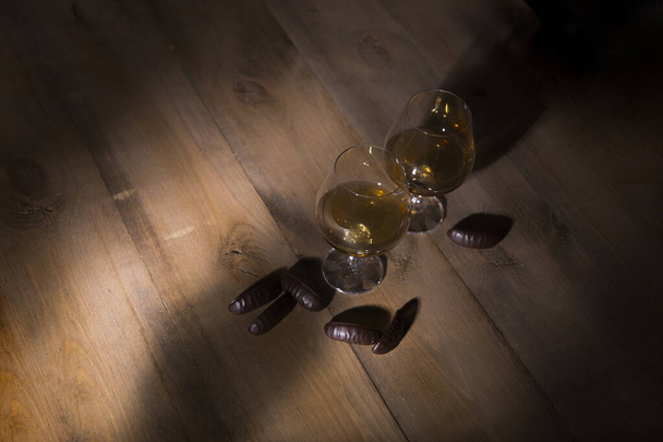 whiskey with wine and glass with a bottle of alcohol, on a wooden background - Foto, immagini