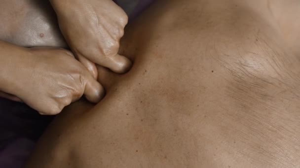 Massage male neck - Materiał filmowy, wideo