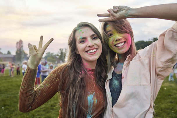 Retrato de amigos divertirse en Holi Festival   - Foto, imagen