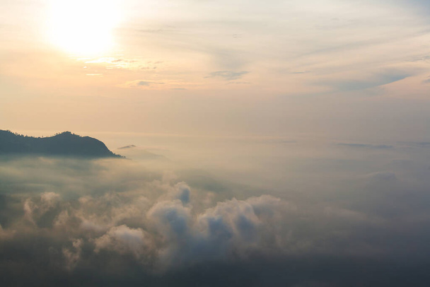 Красивый вид над облаками в горах - Фото, изображение