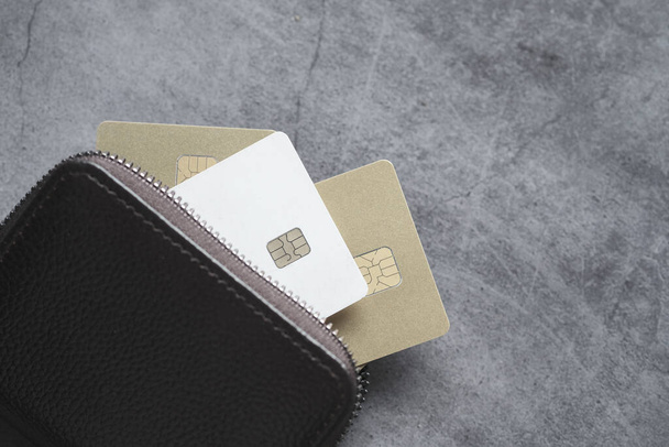 primo piano di carte di credito in un portafoglio su sfondo di legno  - Foto, immagini